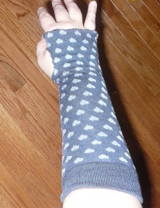 5 Minute Easy No-Sew Arm Warmers From Socks {diy}